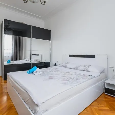 Vitosha Str 2bd White & Blue By Flat Mаnager